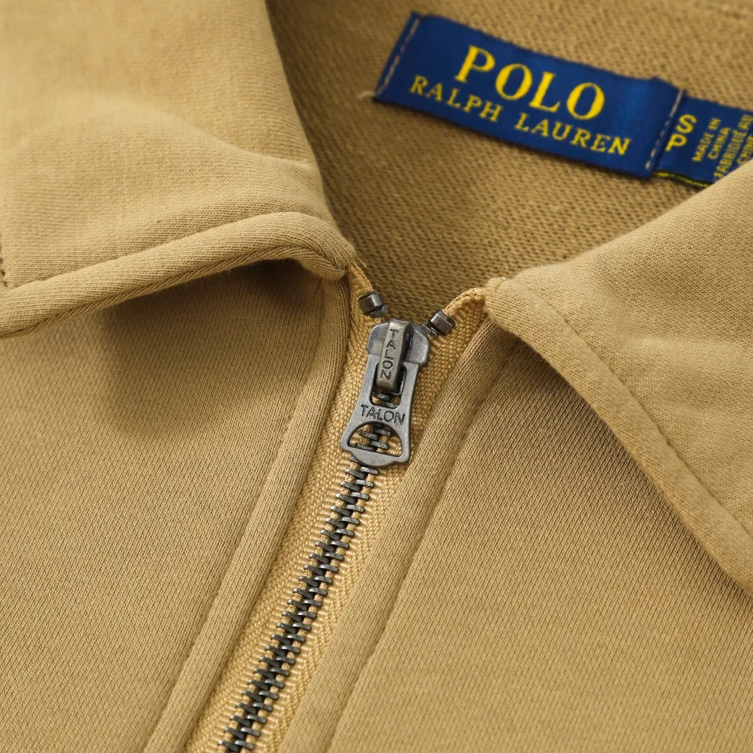 P260 #R99 Ralph Lauren pony logo eight-color half-zip lapel sweatshirt. Wear three times in one suit, easy to switch styles: Fully stand-up collar mode: crisp lapel three-dimensional windproof, taking into account warmth and cool lines, full of coolness ▫️Half-open lazy mode: slightly exposed collarbone, relaxed and comfortable | Pair with a shirt or high collar to show the intellectual atmosphere ▫️Full-open V-neck mode: Visually extends the neck-shoulder ratio | Stacking is more layered, hiding the flesh and making it look slimmer, making it easy to wear with a sense of luxury. Genderless design, shared wardrobe concept: White is gentle and elegant | Black is cool and slimming | Both colors can be used to create a couple CP look. 8 colors are available in the full line | From classic to soft | Meet all daily and occasion dressing needs Quality is reflected in the details: Micro-label logo embroidery | Loose but not procrastinating tailoring | High-grade fabrics ensure a comfortable fit. Easily manage various scenarios such as workplace commuting, weekend leisure, and date travel, effortless chic is the definition of effortless chic.  Color: Black White Navy Mint Green Khaki Pink Yellow Army Green Size: S M L